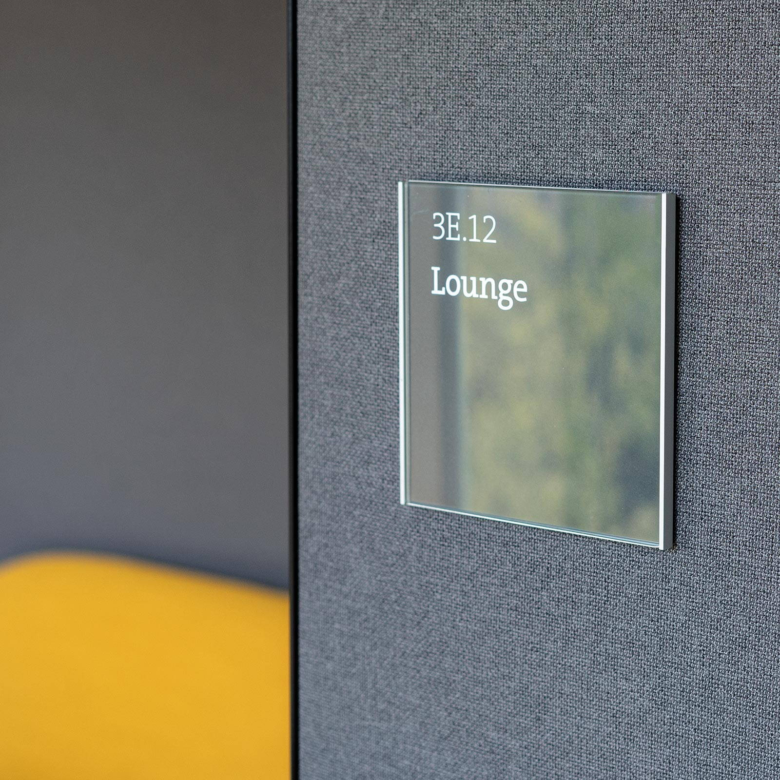 signaletik-swisscom-lausanne-tuerschild-lounge.jpg